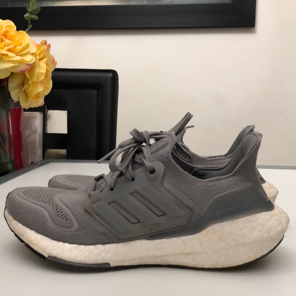 ADIDAS UTRABOOST GRAY WHITE RUNNING SNEAKERS MENS-BOYS SIZE 5.5